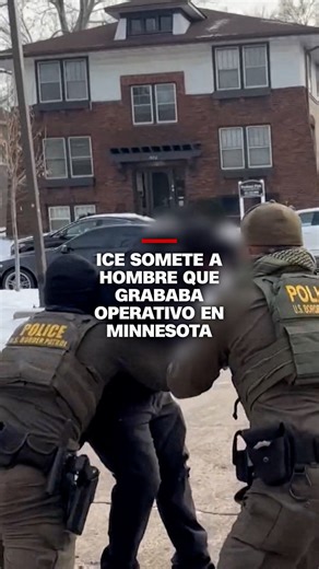 Un video grabado en Saint Paul, #Minnesota, muestra el momento en el que agentes de ICE y de la Patrulla Fronteriza someten y arrestan a un manifestante anti-ICE durante un operativo de control inmigratorio en una gasolinera. | CNN en Español