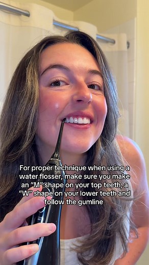How to use your water flosser properly 🫶🏻 it’s meant to follow the gumline not just in between the teeth! LINKED IN MY SHOPMY @coslus @COSLUS_global #waterfloss #oralcareroutine #oralcare #flossing #dentaltips