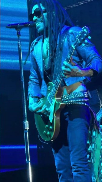 🧘🎯 Lenny Kravitz – He aligns first, then strikes #LennyKravitz