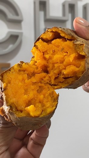 Las Recetas de YO MADRE on Instagram: "5 cosas que puedes hacer en tu freidora a partir de hoy… Hornea tus camotes, sin prender tu cocina, solo los pinchas con un tenedor y llevas a la freidora de aire a 200 grados por 25 minutos y te quedan perfectos! Sancochar tus papas usando el mismo procedimiento que los camotes, pero necesita de unos 40 minutos… al final te quedan totalmente cocidas. Fríe huevos sin que te salpique el aceite usando un recipiente de aluminio o cerámica, le pones sal y se ir