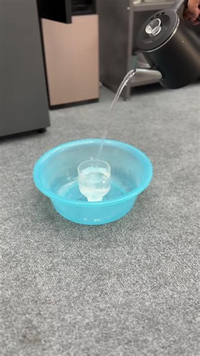 🔥 冷热冲击测试 高温到低温，玻璃依然稳定不破裂。 品质，经得起考验。 🔥 Thermal Shock Test From hot to cold, the glass remains intact. Quality you can trust. ⸻ 热门标签： #冷热冲击 #玻璃杯 #品质测试 #ThermalShock #Glassware #FactoryTest #源头工厂