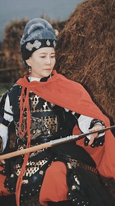 When 62-year-old lady in #hanfu A 62-year-old lady dressed up in Chinese traditional attire, imitating the character “She Saihua”, a legendary heroine from ancient #China's Northern Song Dynasty. (cr. Douyin jiumimiya7) #chinaculture | T-Time HK