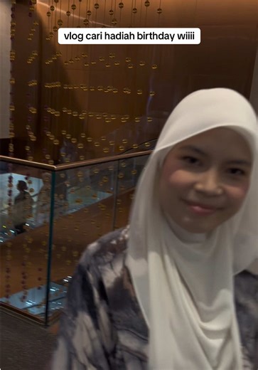 tak ada dahhh yang lebihh meluaskann dunia selain senyuman isteri. ❤️