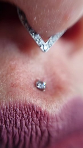 Y esta es la parte 2 🤩🤩 Tienes otra duda? #thepiercingclub #piercinglovers #thepiercingcluboficial #piercingcolombia #piercingcheck #titaniopiercing #bogotapiercing #bogota #piercing #juandiazpiercing #medusapiercing #piercingbogota #Bogotá #labretpiercing #verticallabretpiercing #labios