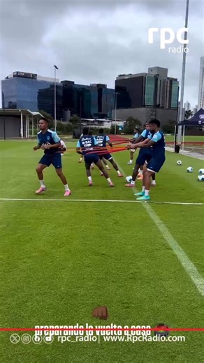 La selección de Panamá 🇵🇦 volvió a los entrenamientos en el Centro de Alto Rendimiento de Pandeportes, enfocada en su próximo compromiso ante Surinam 🇸🇷 en el Estadio Rommel Fernández. 🎥 @fepafut #RPCRadio | RPC Radio