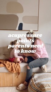 Acupressure to use on your kids👇👇👇 comment “PAIN” for my three most used acupressure points 👏 👋We’ve known for centuries the power of therapeutic touch, but applying pressure to certain areas of the body can stimulate nerves. Stimulating certain nerves may help reduce the sensation of pain, and reduces levels of the stress hormone cortisol. (PMC31632842). It also increases levels of endorphins which are chemicals that boost mood and reduce feelings of pain. Finally, acupressure can improve 
