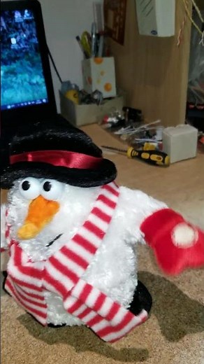 DanDee walking snowman