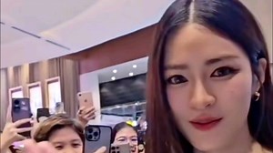 「邝玲玲」被lingling硬控的8秒，压根出不去