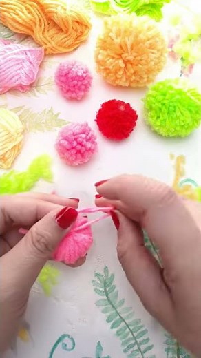 HOW TO MAKE POM POMS WITH A FORK | DIY YARN / WOOL CRAFTS