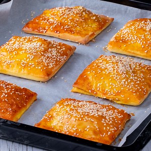 Nous ne pouvons arrêter d’en manger! Entrée à base de pâte à pâtisserie et de viande Ingrédients: pour la base: farine - 500 g sel - 6 g lait en poudre - 25 g levure - 15 g eau - 250 ml huile - 20 ml sucre - 5 g LAISSER LEVER 1 heure pour le remplissage: oignon - 200 g poivron - 200 g viande hachée - 350 g sel - 8 g poivre noir - 4 g fromage à pâte pressée - 200 g huile - 18 ml en surface : oeuf - 1 pièce graines de sésame blanc - 15 g Dimensions du plat 42 X 35 cm AU FOUR À 180 °C/25 minutes | 