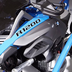 So. Viele. Coole. DETAILS am BMW Motorrad Real-Life Nachbau des LEGO Technic Hoverbikes! Stoßdämpfer am hinteren Propeller ... Kühlwassereinlauf ... Motor ... Welches ist dein Lieblingsdetail? | LEGO