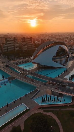 Valencia Travel | España 🇪🇦 on Instagram: "💙🧡 Precioso atardecer en Valencia con maravillosas vistas de la Ciudad de las Artes y las Ciencias. 🎥 mystero233 #valencia #valenciaespaña #valenciaspain #ciudaddelasartesylasciencias #atardecer #ciutatdelesartsilesciències #sunset #sky"