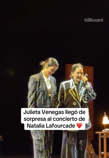 Julieta Venegas sorpresivamente en el concierto de Natalia Lafourcade en Miami