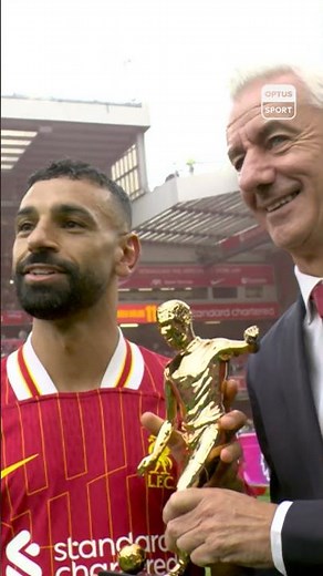 Ian Rush presents Mohamed Salah with his Golden Boot and Player of the Season awards 🏆