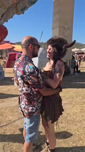 Um "sim" ao amor no Boom Festival 2025 Num recanto tranquilo da Boomland, em plena luz do dia, o amor falou mais alto. No meio da natureza e da energia mágica do Boom Festival, um pedido de casamento aconteceu — simples, sincero e profundamente emotivo. O momento foi íntimo, partilhado apenas entre dois corações... até que o “sim” foi dito. As poucas pessoas por perto, ao aperceberem-se do que estava a acontecer, reagiram com palmas, sorrisos cúmplices e assobios de celebração, contagiadas pela 
