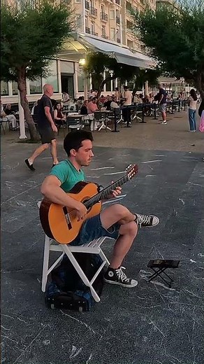 Street Guitarist Steals the Show in Spain #busking #livemusic #guitarist #viral