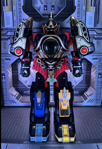 Exploring Thunder Megazord from Mighty Morphin Power Rangers