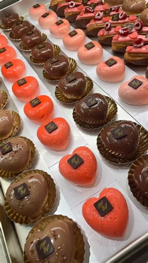 💖 Et si l’amour se terminait… en dessert ? 💖 Après avoir concocté un bon petit repas à la maison, il ne manque plus que la touche finale : un dessert à partager, à savourer, à aimer 💕 Pour la Saint-Valentin, laissez parler votre cœur (et vos papilles) avec nos créations : 🍫 Chocolat mangue passion 🍋🌿🍓 Citron basilic fraise 🍓 Cheesecake à la fraise 🍫 Chocolat tonka praliné Et bien sûr, toutes nos autres pâtisseries imaginées avec passion et beaucoup d’amour ✨ Parce que les plus belles dé