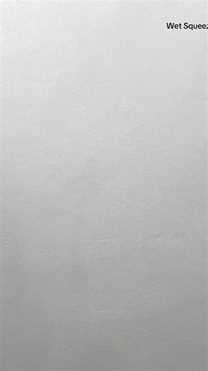 Lyda Thiel on Instagram: "Yes baby 🫦💋 日本利用压电瓷砖将脚步转化为电能。这些瓷砖捕捉来自你脚步的动能。当你行走时，你的重量和动作会对瓷砖产生压力。 瓷砖会轻微弯曲，从而产生机械应力。瓷砖内部的压电材料将这种应力转化为电能。每一步都会产生少量电荷，而数百万步结合在一起就能产生足够的电力来驱动LED灯、数字显示屏和传感器。 在像涩谷车站这样繁忙的地方，每天大约有240万个脚步为这一系统作出贡献。这些电能可以被储存或立即使用，从而减少对传统电力来源的依赖，并支持可持续的城市基础设施。 这种方法将日常运动转化为实用的可再生能源。 #日本#知识#事实#你知道吗#推荐科斗技创新"