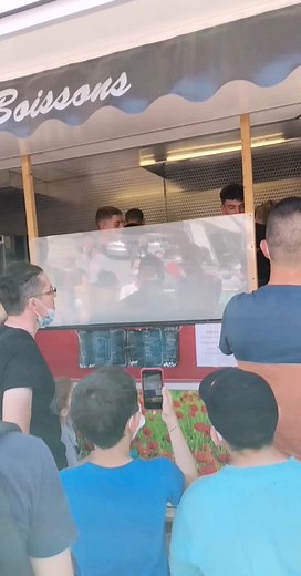 Michou inoxtag qui servait les frites aujourd'hui pour les fan 😉👌