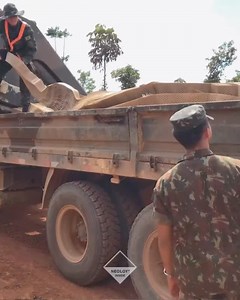 🎥 Rebuilding roads deep in the Amazon jungle 🛣️🌴 A rural road left untouched since the 1970s. Soft soils. Heavy rains. No easy access to materials. 📍 Brazil — in the heart of the rainforest. How do you rebuild something like this on a tight budget without harming the environment? 👉 With a cellular confinement system (Neoloy®️ Tough Cells) that reinforces the subgrade, reduces asphalt layers, and extends road life — even in extreme conditions. ✔️ Greater durability ✔️ Lower maintenance ✔️ Re