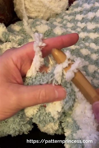 Crocheting the Quick & Easy Fluffy Crochet Throw Blanket