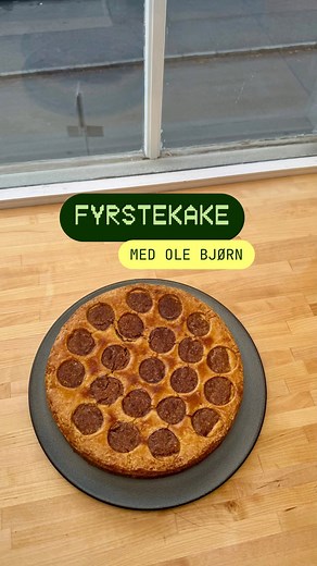 Håper ikke min tolkning av fyrstekaken får deg til å sette mørdeigen i halsen, spytte ut kaffen – eller verste utfall; ofre meg på kremens alter. Dette er en hyllest til fyrstekaken - en solid og trygg kake som alltid er like gledelig å finne på kakebordet. Følte med litt gæren og prøvde meg på et alternativt lokk. For la oss være ærlig, det klassiske rutenettet blir jo aldri helt perfekt uansett. Teknikken funket bra, men resultatet endte opp med å ligne en pepperonipai! 🍕Så neste gang får det