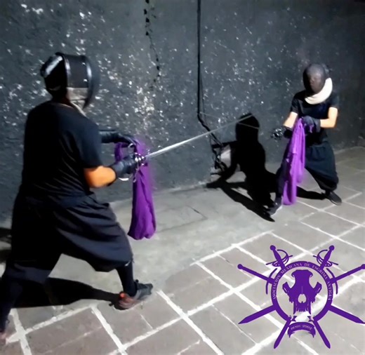 Ejercicios con espada ropera y complemento. Asociación Mexicana de Esgrima Antigua SEMINARIO DE ESGRIMA DE DUELO: ESPADA ROPERA ITALIANA Y ESPAÑOLA. CDMX Sábado 3 de mayo. Parque Hundido. Costo: $1,000 pesos. Reserva tu lugar depositando el 50% del costo. 1. Introducción Histórica - Origen y evolución de la espada ropera en España e Italia. - Contexto social: el uso de la espada ropera en duelos y como símbolo de estatus. - Influencia en tratados de esgrima como los de Carranza, Narváez, Capofer