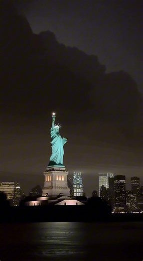 Timing is Everything: A Rare Glimpse of the Strike ⏱️⚡️ While the Statue of Liberty acts as a lightning rod for New York Harbor—absorbing roughly 600 strikes a year—capturing the moment on video with this clarity is incredibly difficult. 🗽🌧️ Lightning moves at 270,000 mph and the flash lasts only microseconds. 🚀 Most cameras miss it entirely, or the image comes out blurred. This footage captures the exact millisecond the bolt connects with the torch, freezing an event that is usually too fast