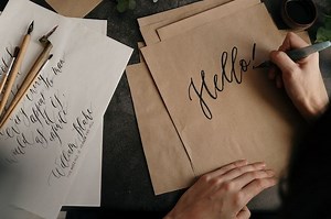 Termasuk Seni Menulis Indah, Ini Perbedaan Hand Lettering dan Kaligrafi | Kids