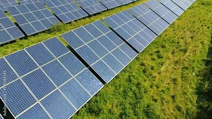 Video Aufnahme in einem Solarpark mit Solar Panels zur Erzeugung von Energie und Strom Stock Video