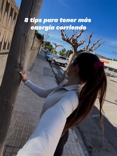 No siempre es falta de forma física… la mayoría de veces es porque gestionas mal tu energía antes y durante la carrera. Aquí tienes 8 trucos que puedes aplicar desde HOY para sentirte más ligero y fuerte en cada entreno ❤️‍🔥 1️⃣ Un plátano 30–60 min antes Te da energía rápida y el potasio ayuda a evitar calambres. 2️⃣ Respira profundo antes de arrancar 5 inhalaciones largas activan tu cuerpo y llenan de oxígeno la sangre. 3️⃣ Calienta dinámico (2–3 min): Skipping, balanceo de piernas… activan m