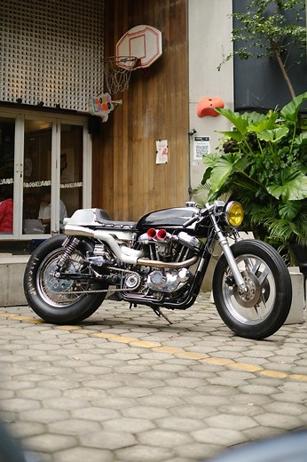 Harley-Davidson XL1200 Sportster Café Racer: https://www.bikebound.com/2025/11/12/xl1200-cafe-racer/ #caferacer #custombike #motorcycle #caferacers #custommotorcycle #sportster #harley #harleydavidson #harleydavidsonmotorcycles | BikeBound
