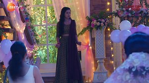 Rajeshwari ne rachi hai kaunsi saazish, jo Rani ki khushiyon ko badal degi gham mein? Dekhiye #ApnaTimeBhiAayega, Mon-Fri, shaam 7 baje, sirf #ZeeTV par aur kahin bhi, kabhi bhi #ZEE5 App par - https://zee5.onelink.me/RlQq/fbApnaTimeBhiAayegaZEE5 #AukaatKeBaahar #RajeshwariKaHukm #Precap Megha Ray #FahmaanKhan #PratishVora #TannazIrani | ZEE TV