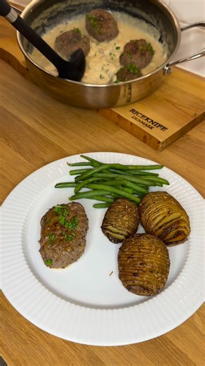 Rosenlund on Instagram: "🥔🥩🍄 Hasselback kartofler med hakkebøffer og cremet champignonsauce Hasselback kartofler Ingredienser • Kartofler (mellemstørrelse) • Olivenolie • Smeltet smør • 1 tsk allround-krydderi • 1 tsk salt • 1 tsk peber • 1 tsk basilikum • 1 tsk hvidløgspulver Fremgangsmåde 1. Forvarm ovnen til 200 °C. 2. Skær kartoflerne i tynde snit uden at skære helt igennem. 3. Bland olie, smør og krydderier. 4. Pensl kartoflerne grundigt – også mellem snittene. 5. Bag i ovnen i 45–55 min