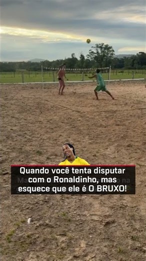 RONALDINHO É O MELHOR DE TODOS, NÃO TEM JEITO! 😅🤣 ACEITARIA JOGAR CONTRA O BRUXO? #shorts