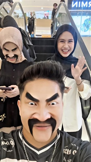 funny filter face escalator 🤣 #funny #funnyvideo #prank #comedy #funnyshorts #shortvideo #shorts