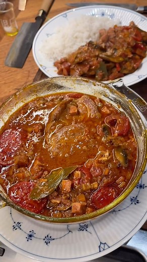 Umut Sakarya-Havshøj on Instagram: "Koteletter i fad ❤️🇩🇰🐖🥓🧈🐽 Ingredienser: 4 nakkekoteletter 150 g bacon 4 gode pølser 4 finthakket løg 6 fed hvidløg 3 laurbærblade 2 gulerødder 300 g champignon 2 blegselleri 2 spsk tomatpure 1/2 l boullion 1 dl rødvin 1 dåse gode tomater 2,5 dl piskefløde 2 spsk sød paprika 2 kviste Rosmarin eller timian eller salvie 1 spsk smør 1 dl olivenolie 2 spsk friskkværnet sort peber salt Gøre som på videoen og kom fadet i ovnen ved 200 grader i varmt luft i 25 m