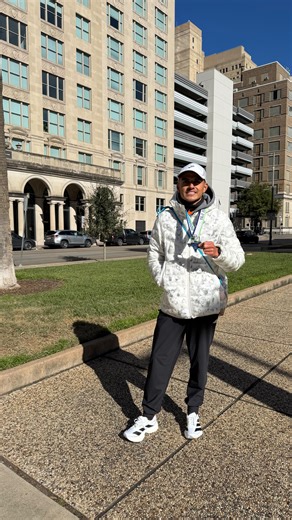 Gustavo Pimentel on Instagram: "Mencionen a ese madrugador 😂👟😅 . . . #running #runner #humor #comedia #risas"