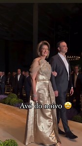 201K views · 10K reactions | A avó do noivo! Para inspirar e encantar , vestido dourado, com um@modelo sofisticado e atemporal em matizes de dourado e mix de texturas . Achei chic e diferente com aplicações e recortes que valorizam a silhueta. Direto para os favoritos.  Amei e vocês? Vestido do ateliê @er_atelier . Não somos loja Apenas inspirações e dicas para seu look festa. | Mother of the Bride | Facebook
