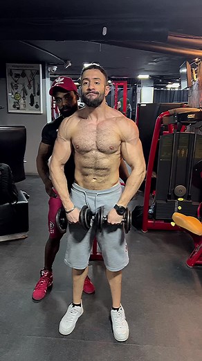 Phase :- shredding 🔥🔥🔥 Execution:- hold 40% of your 6 reps max weight, keep the arms in front of your leg now as you’re exhaling raise your elbows and as you are inhaling release the weight, Working muscles:- middle delt, trapz, brachioradialis, brachialis! Mechanics:- compound & isolation movement! Tips:- keep the scapula depressed, always keeps tight your spine too, 1 rep upright row 1 rep side raise = 1 reps x 25,25,20,20! #samtrainer