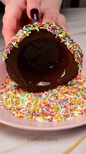 No more sticky fingers 🍦👉 Cookie holder hack