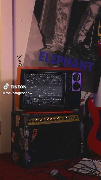 What 80s show had you “fixing” the TV? #80svibes #80saesthetic #1980s #retroaesthetic #80smusic #throwback #80s