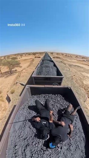 🚂✨ An unforgettable adventure on one of the longest trains in the world! Imagine yourself crossing the heart of the Mauritanian desert, feeling the wind on your face as the sun rises over an endless horizon… this is where the story begins! 🌅 Riding the train in Mauritania is not just a journey — it’s a unique experience full of thrill, freedom, and raw natural beauty. From the top of the wagons, you’ll live moments you won’t find anywhere else in the world. 🌍 If you’re looking for a real adve