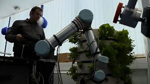 Robotic arm helps grow hydroponic plants