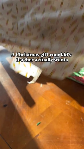 A heating pad/ ice pack! Who doesn’t need one of these?? We have one in our freezer and use it ALL the time. I love the heart shape because if you flip it upside down, it’s perfect to set on top of your eyes when you have a bad headache. I had my daughter write best”best teacher ever” and then I embroidered that and sewed everything together. It’s not perfect but I’m not either. What gifts are we giving teachers this year? ⤵️ #teachergift #homemadegifts #chirstmasgifts #homemadechristmasgifts | 