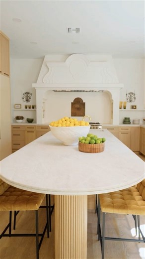 That's the biggest bowl of lemons I've ever seen in a kitchen (and I've seen some kitchens). Stream the #SinCityRehab season finale now ➡️ HBO Max. | HGTV