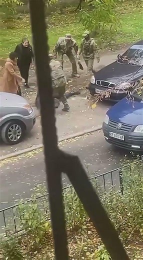 Герої впіймали діда-інваліда в дворі