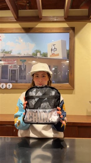 CHUMS グランフロント大阪店 on Instagram: "【帰省シーズンにオススメ👜💨🏠】 みなさんこんにちは☀️ブレアです🍒 今日ご紹介するのはこちら⬇️ ⭐️ Recycle CHUMS 2way Boston Bag 35L ￥15,180（税込） H28×W50×D28cm（パッカブル時：H28×W28） 容量：約35L のたっぷりサイズ！ 旅行✈️ジム🏋️‍♀️やお子さまのクラブ活動⚽、林間学校にも便利⭕️ ✔ ストラップのバックル位置を付け替えれば デイパックとしても使える2way仕様！ また、キャリケースの持ち手にも付けれます👜 今回はインレイが何個入るか挑戦しました〜🔥 結果は動画をみてね👀以上！ブレアでした🍒 #CHUMS🐧#チャムス #chumsグランフロント大阪店 #CHUMS #チャムスグランフロント大阪店 #チャムスタグラム #chumstagram #boobybird #ブービーバード #ブービー #キャンプ#アウトドアファッショ#キャンプコーデ #アウトドアファッション #ボストンバッグ#リュック#2WAYバック#着回しコーデ
