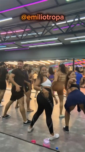 EMILIO DAMASCENO 🎷 on Instagram: "Domingo de sol te lembra alegria, calor, muita dança e energia ne? Passando pra te presentear com alguns trechos das aulas que temos todos os dias na @allpfit.itabuna . Você treina lá? Não perca tempo, faça seu agendamento e já participe amanhã mesmo! Ahhhh, a gente tem o molho, tem o merengue, o tchatchatcha, mas NÃO É FITDANCE, É SA-BOOOOOORRR FITDANCE, SA-BOR 🟣😍🙏 #OTOPOENOSSO"